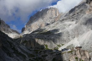 Wandern in Richtung Vajolon Hütte in den italienischen Dolomiten
