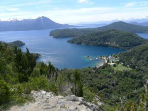 Tolle Aussicht hinunter zu Nahuel Huapi Lake von Lopez Hut in Bariloche