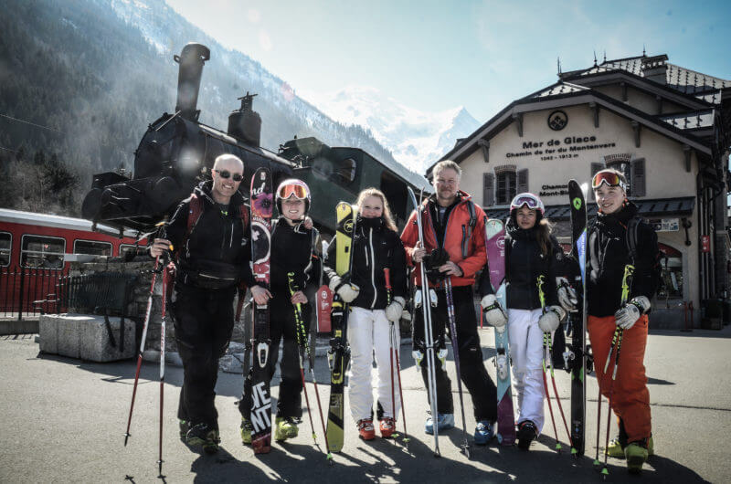 eine Familie bereit für den Skiunterricht in Chamonix