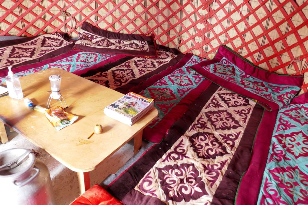 die Betten in der Jurte für Skitouren in Kirgistan