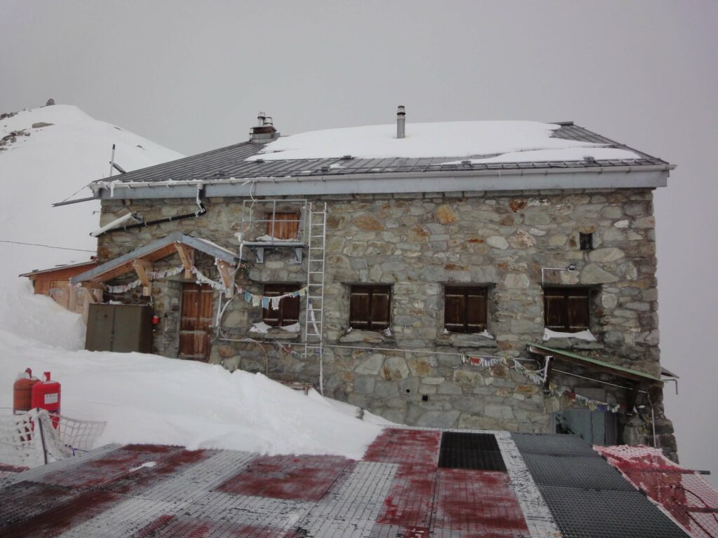 Cabane de Vignettes nach einem Schneefall Bergsteigen Schweiz
