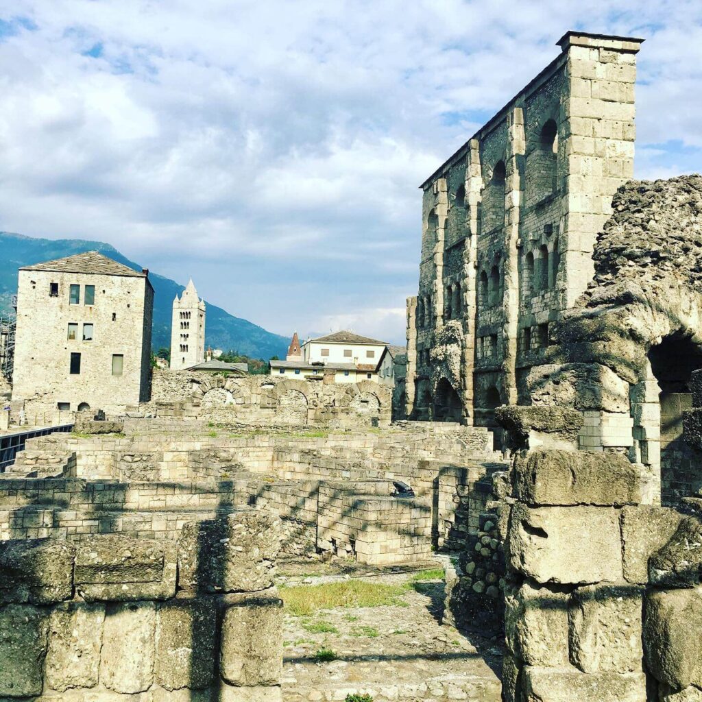 Römische Sehenswürdigkeiten in Aosta mit dem Amphitheater