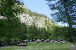 alpine-chalets-hiking-alps