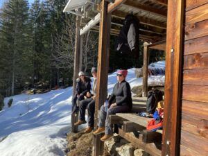 Picnic-during-snowshoe-tour
